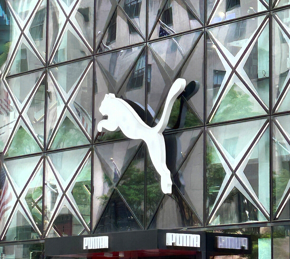  Puma-Store, Gebäudeaußenseite und Ladenlogo, Fifth Avenue, New York City, New York, USA 