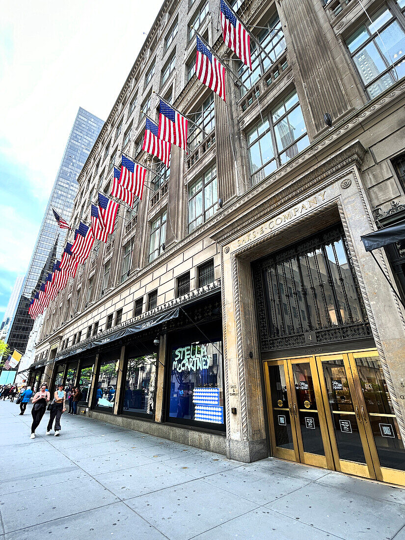 Saks Fifth Avenue Department Store, building exterior, Fifth Avenue, New York City, New York, USA