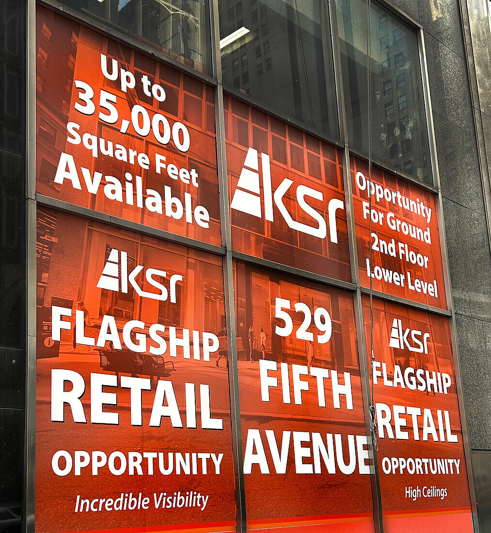 Retail space for rent sign, 529 Fifth Avenue, New York City, New York, USA