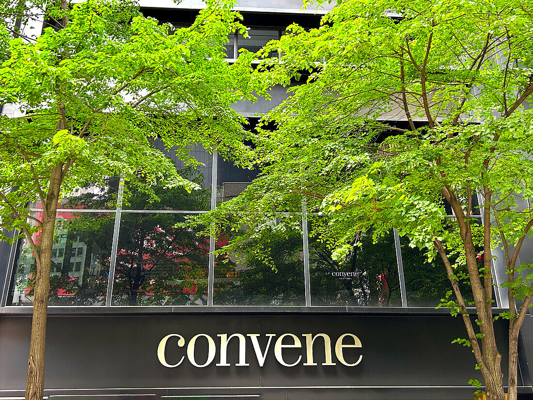  Convene, erstklassige Büro- und Veranstaltungsräume, Gebäudeaußenseite und Firmenschild, New York City, New York, USA 