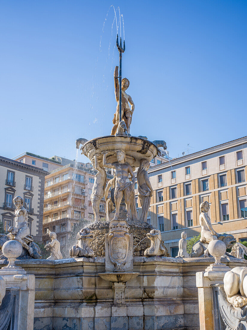  Neptune Fountain in Piazza Municipio, Naples, Campania, Southern Italy, Italy, Europe 