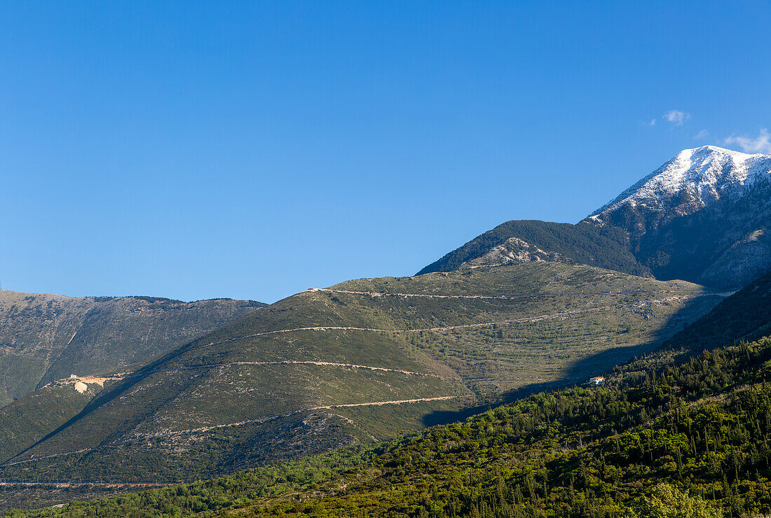 Schneebedeckter Gipfel des Mount Cika und Bergstraße über den Llogara-Pass, Palase, in der Nähe von Dhermi, Albanien