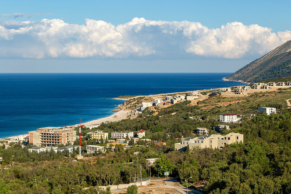 Groß angelegte Bauarbeiten für touristische Erschließung, Drymades Beach, Ionisches Meer, Albanische Riviera, Dhermi, Albanien, Europa