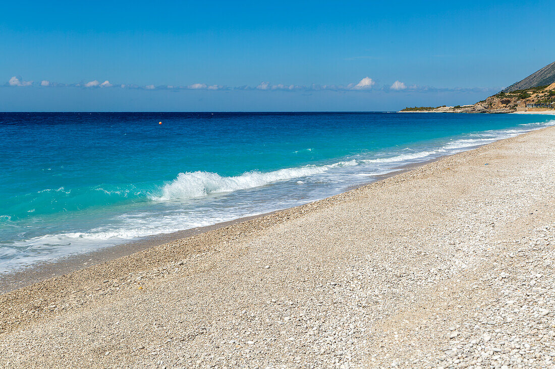 Wellen brechen am Strand von Drymades, Ionisches Meer, albanische Riviera, Dhermi, Albanien