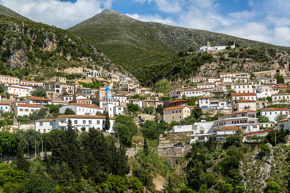 Blick auf das Dorf Dhermi, Albanien, weiß getünchte Gebäude am Berghang