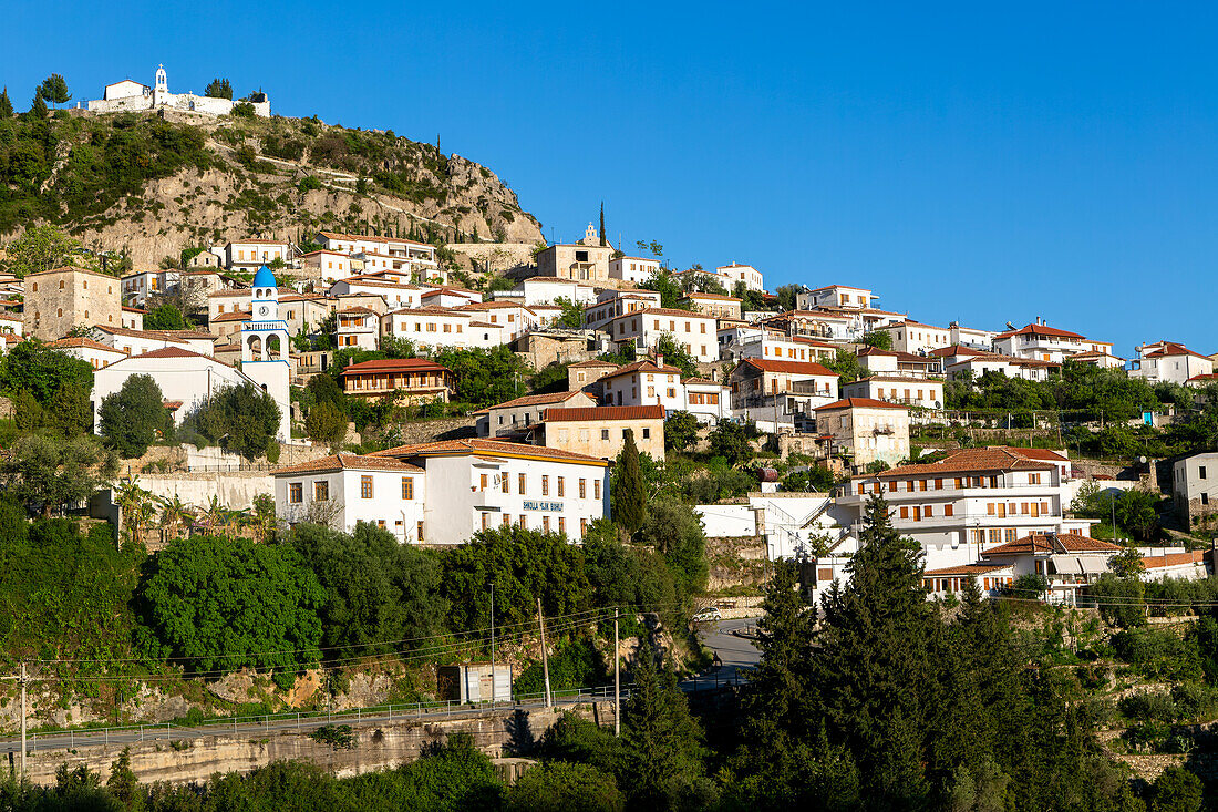 Blick auf das Dorf Dhermi, Albanien, weiß getünchte Gebäude am Berghang