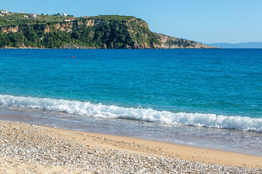 Türkisblaues Meer am Stadtstrand von Himare, Albanische Riviera, Albanien