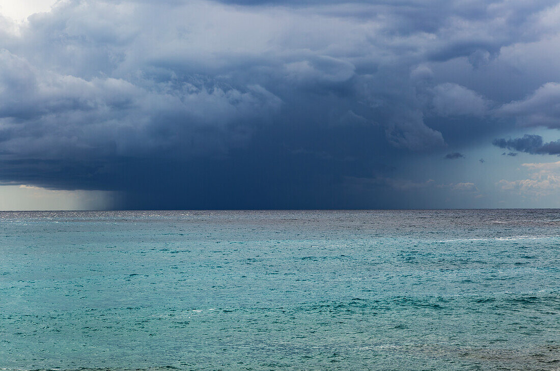 Starker Regen fällt, dunkle Sturmwolke über dem Ionischen Meer, vor der Küste von Dhermi, Albanien, Europa