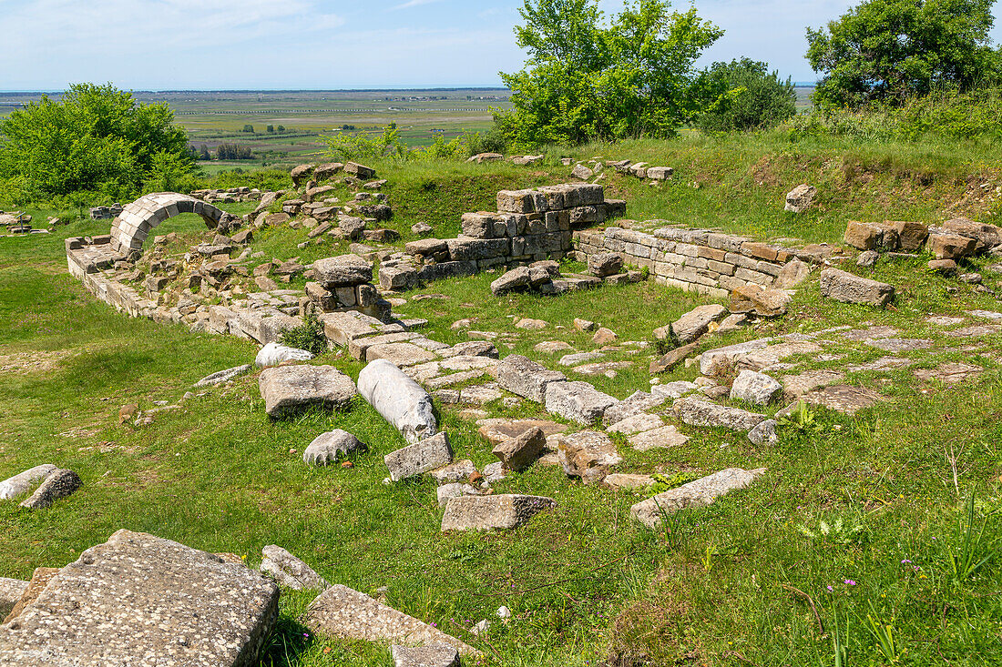 Ruinen von Tempelgebäuden, Archäologischer Park Apollonia, Pojan, Albanien - UNESCO-Weltkulturerbe