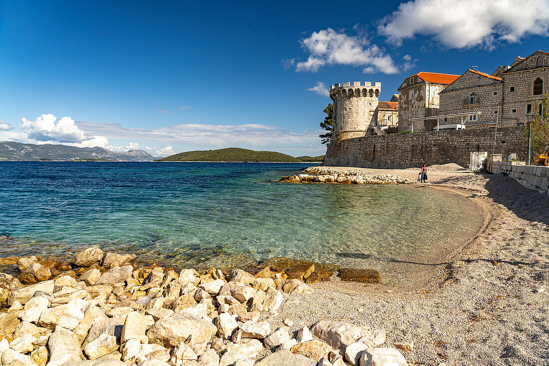 Strand Zakerjan und Zakerjan Turm in Korcula, Kroatien, Europa