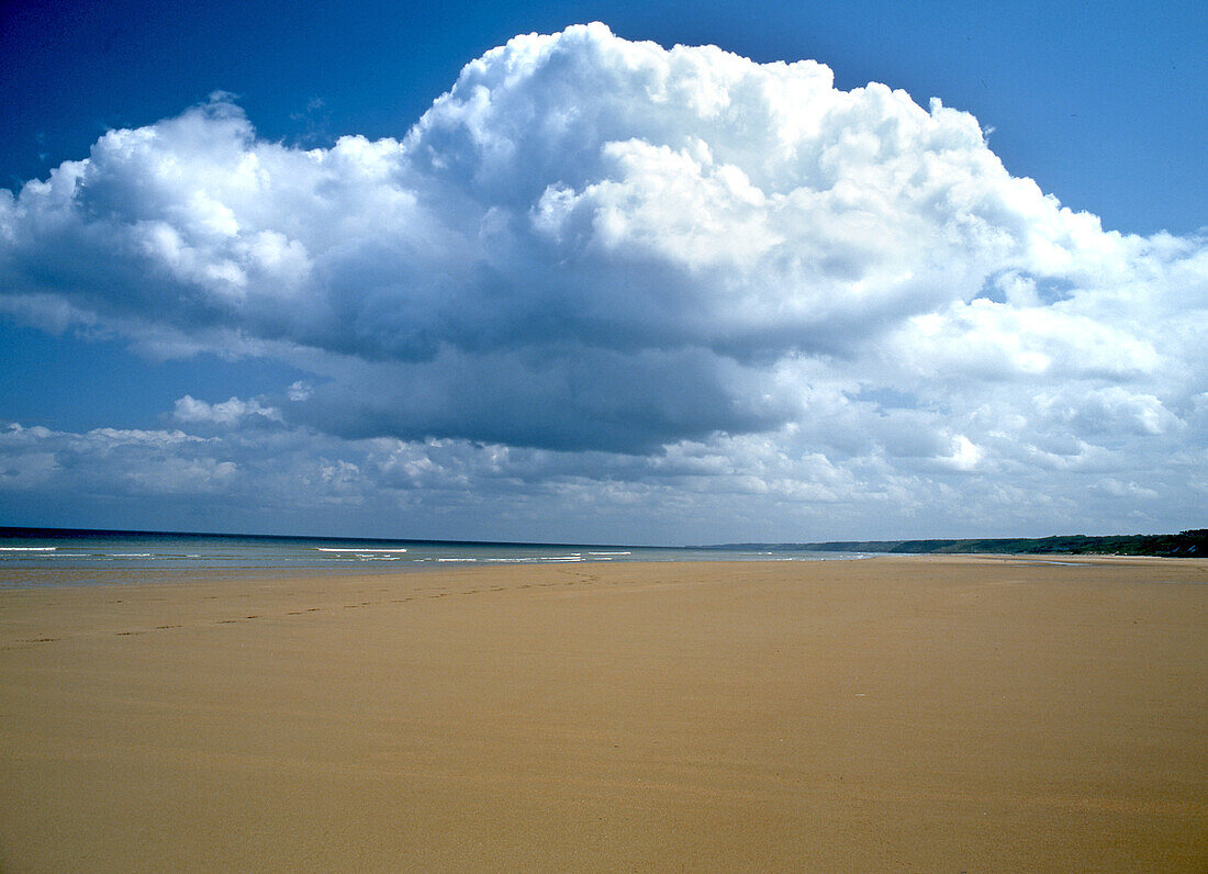 Omaha Beach mit Wolken, Normandie, Frankreich