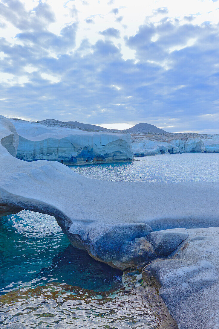  Felsformationen und Steinbrücke, Sarakiniko, Insel Milos, Griechenland 