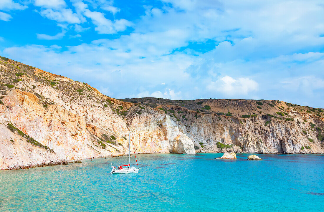  Blick auf die Bucht von Firopotamos, Firopotamos, Insel Milos, Kykladen, Griechenland 