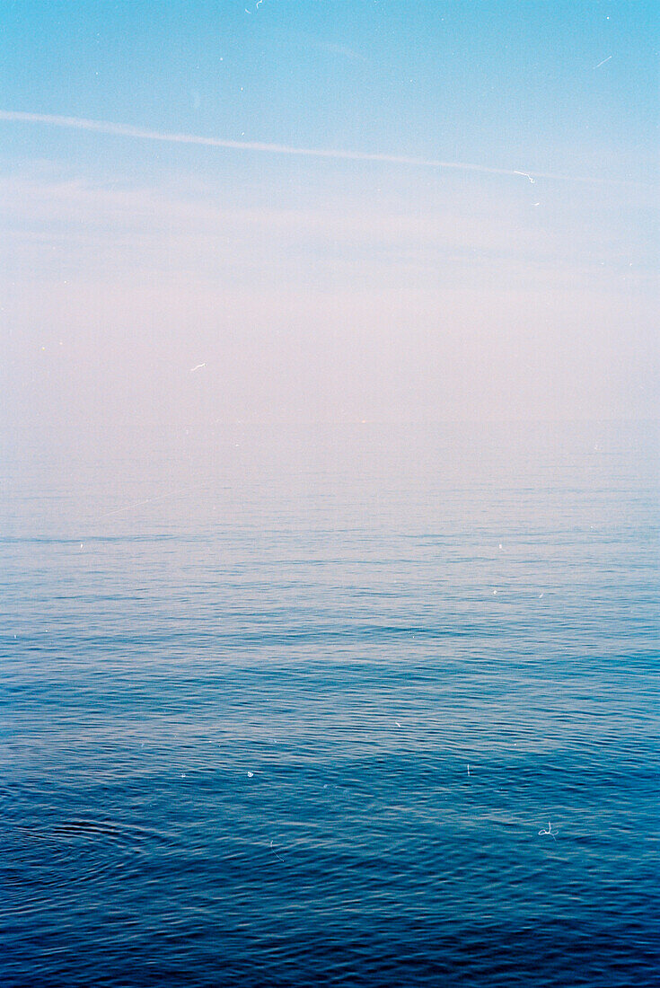 Blaues Meer mit Spiegelung, Ligurien, Italien