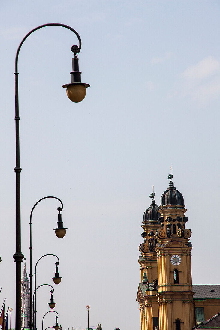 Theatinerkirche und Straßenlaternen in der Altstadt von München, Bayern, Deutschland