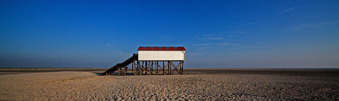 Strand und Strandhaus von St. Peter Ording, Niedersachsen, Deutschland