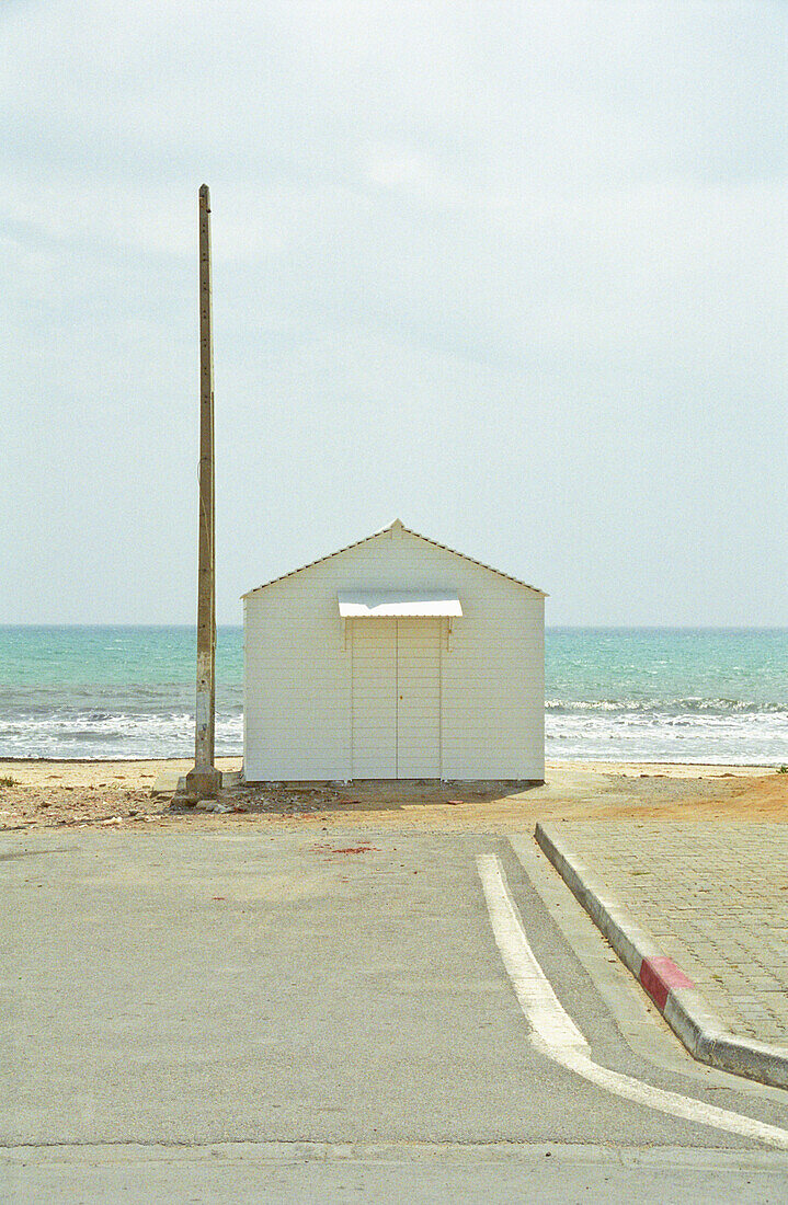 Weiße Strandhütte am Meer, Tunesien, Afrika