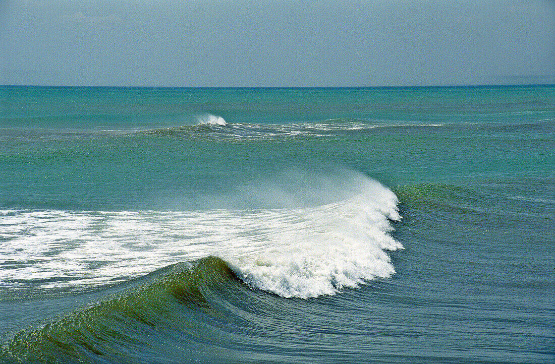 Wellen am Meer mit Gischt, Tunesien, Nordafrika