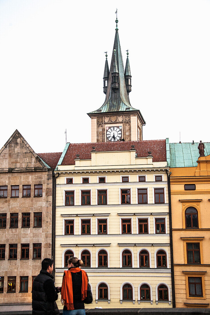 Paar, Touristen in der Altstadt von Prag, Tschechien