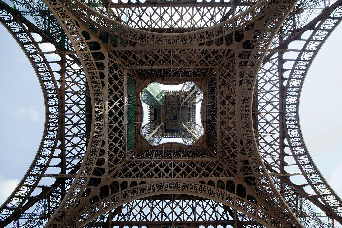 Eiffelturm von unten, Paris, Frankreich