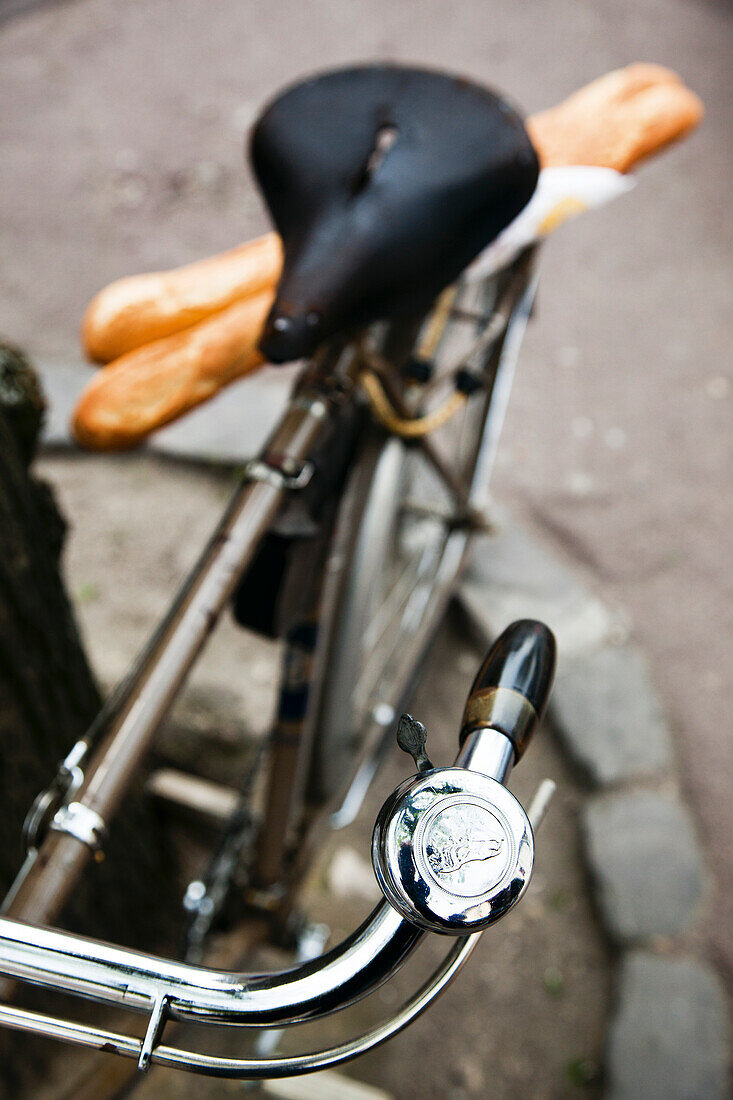 Fahrrad mit Baguette, Paris, Frankreich