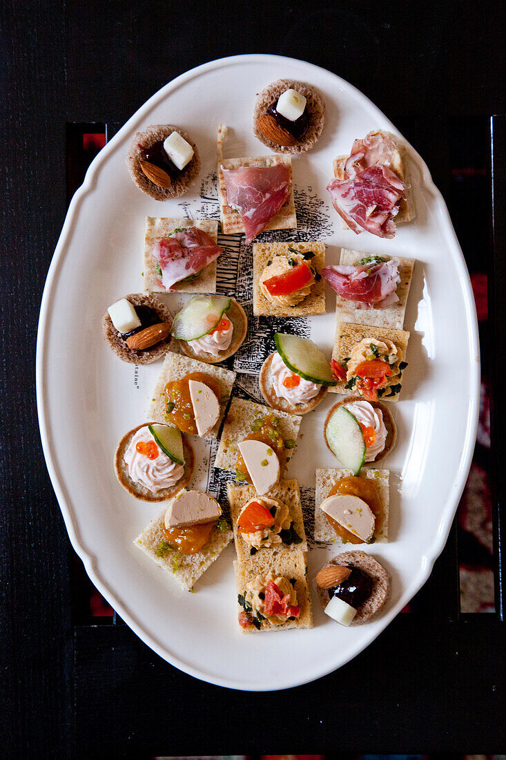 Verschiedene Canapes, Fingerfood, Häppchen, auf Porzellanschale angerichtet, Frankreich