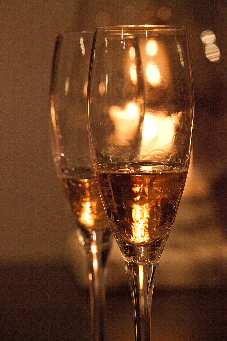 Zwei Sektgläser zum Anstoßen mit Prosecco, close-up