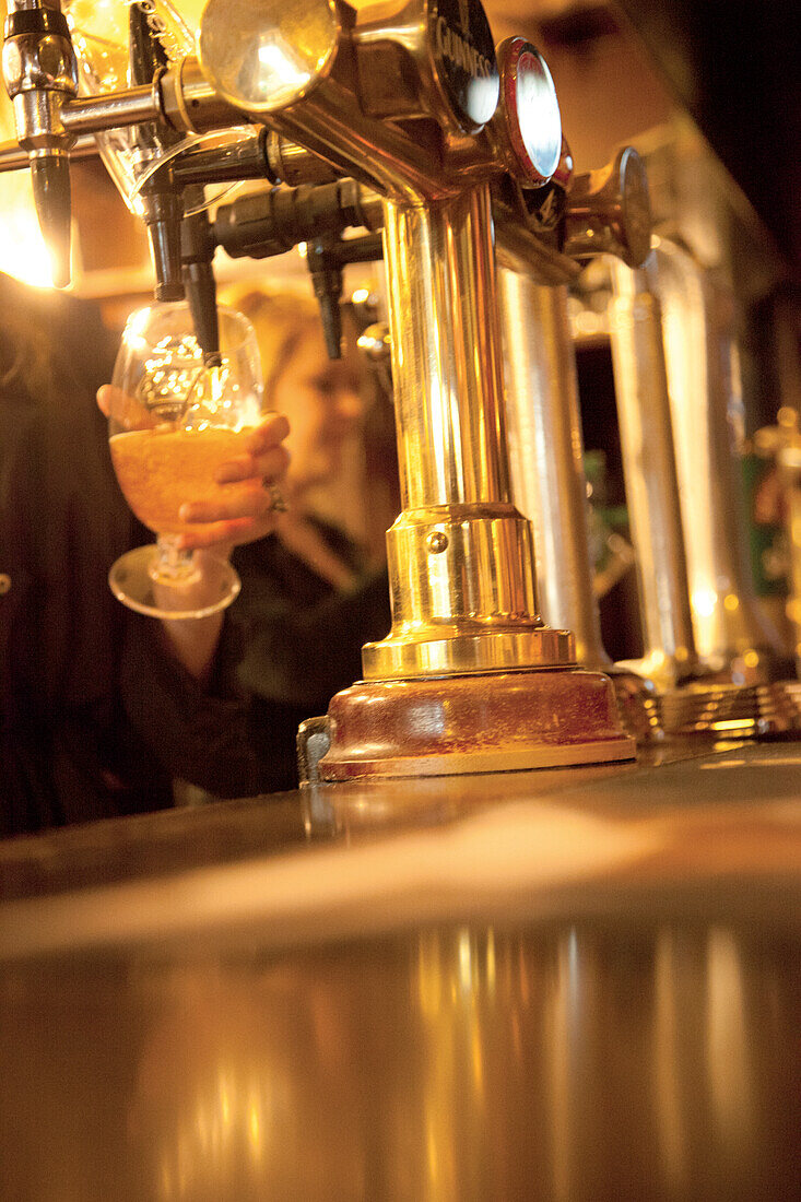 Bierzapfanlage im Pub, England, Großbritannien