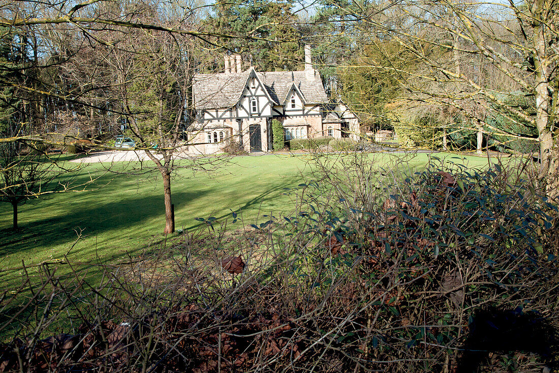 Typisches Cottage in verwildertem Garten, England, Großbritannien