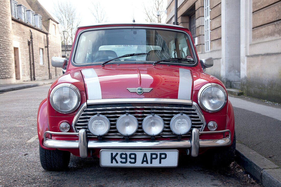 Typischer Mini Cooper Oldtimer parkt am Straßenrand,  England, Großbritannien