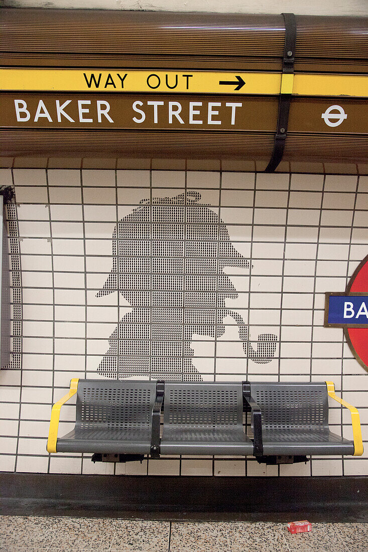 Baker Street U-Bahn Station und Wandmalerei von Sherlock Holmes Museum, London, England, Großbritannien