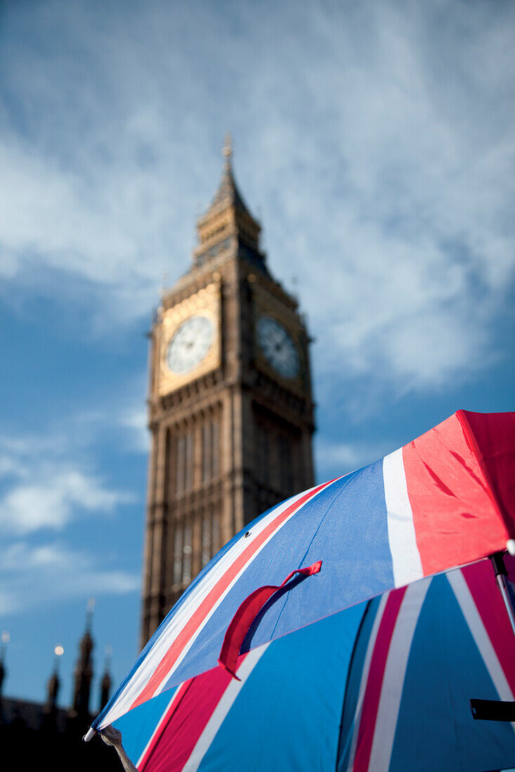 Regenschirm mit englischer Flagge vor Big Ben, London, England, Großbritannien