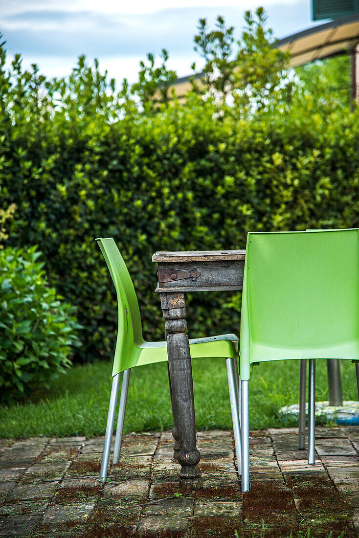 Landhaus, Vintage Tisch auf der Terrasse mit modernen Stühlen