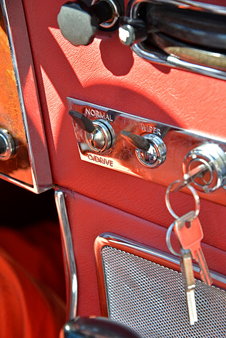 Classic Cars, Oldtimer, Austin-Healey, rot, Armaturenbrett mit Zündschlüssel, Detail