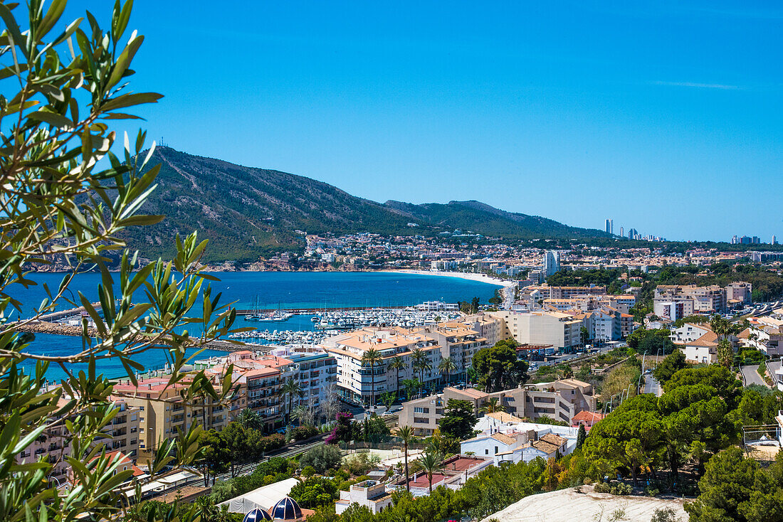 weißes Dorf der Costa Blanca, Blick vom Kirchberg, auf Sierra Helada und Benidorm, Altea, Provinz Alicante, Spanien