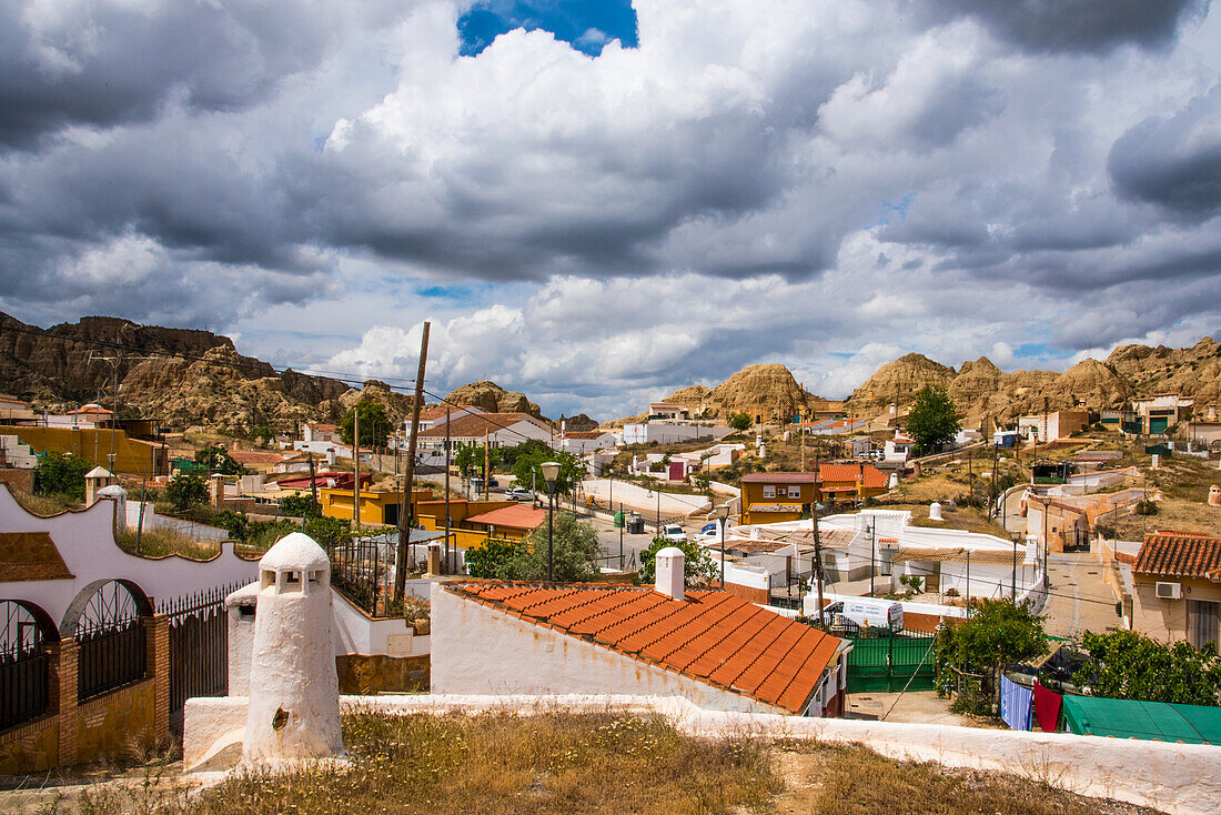  Guadix, largest collection of cave dwellings, in tuff, from 1400 onwards expelled Jews, then gypsies, today chic for everyone, province of Granada, Spain 