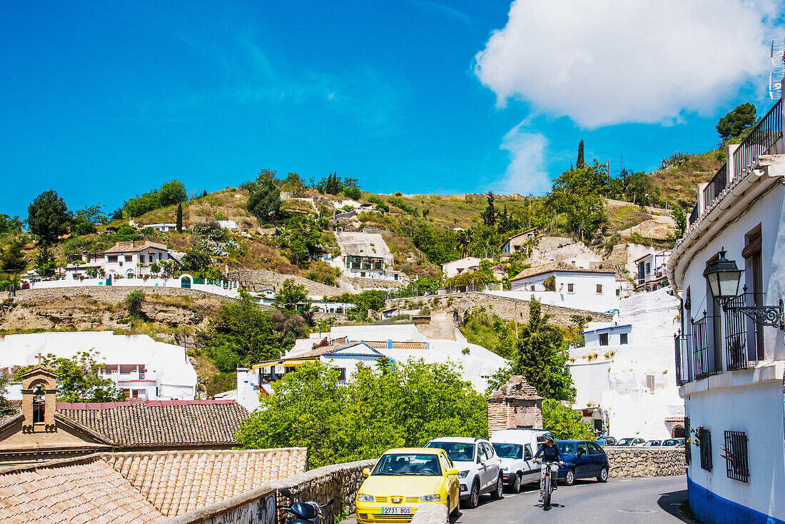 Wohnhöhlen im Berg, Camino de Sacromonte, Granada, Provinz Granada, Andalusien, Spanien