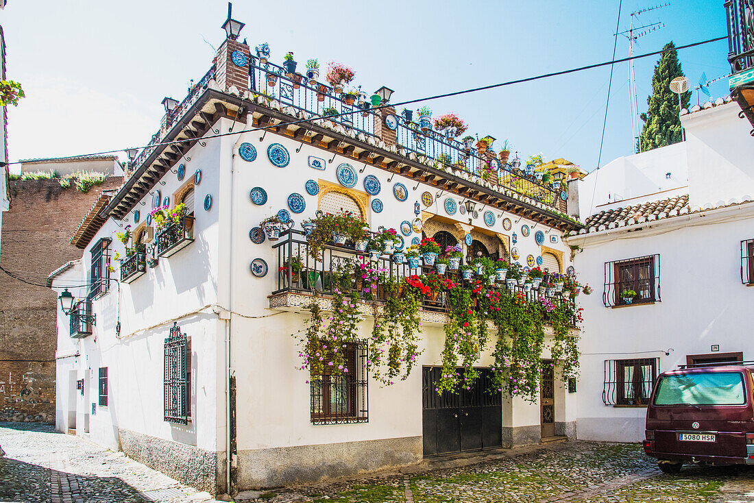 Typisches Haus mit Blumendekoration, Stadtteil Albaicin, Granada, Provinz Granada, Spanien