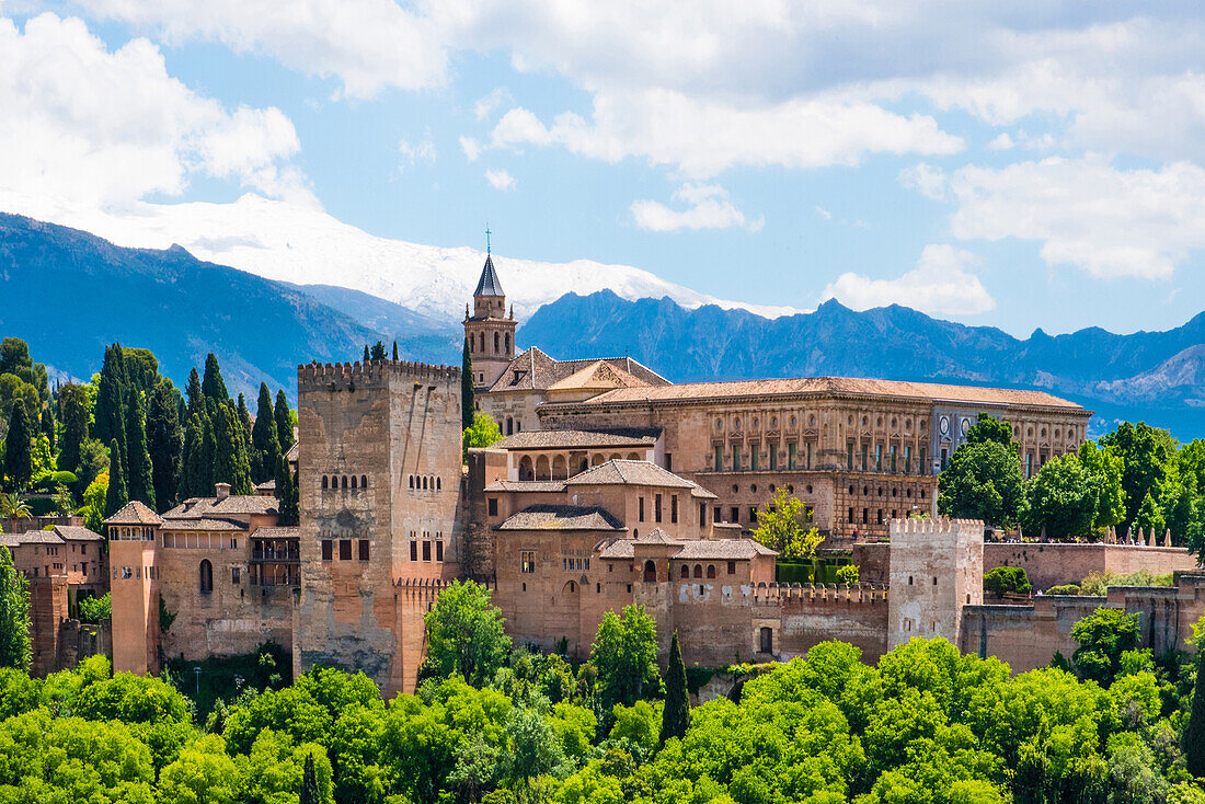  Alhambra Granada, part of the Nasrid Palaces, World Heritage Site, in front of the snow-capped Sierra Nevada, view from San Nicolas, Granada Province, Spain 