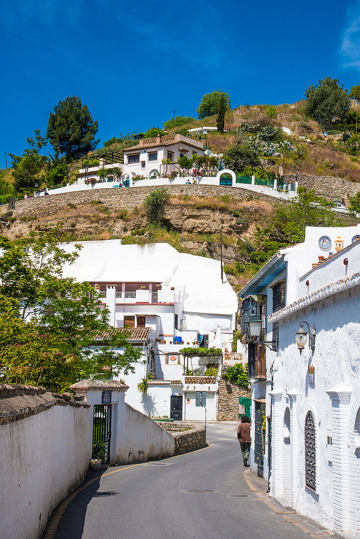  Granada Sacromonte, holy mountain, with cave dwellings in the mountain, on the narrow Camino de Sacromonte, province of Granada, Spain 