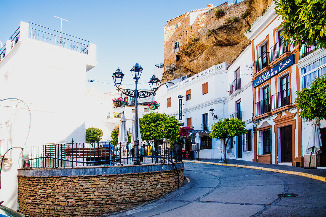 Geschäfte und Wohnungen in Felsen gehauen, Weißes Dorf, Setenil de las Bodegas, Ruta de los Pueblos Blancos, Provinz Cadiz, Andalusien, Spanien