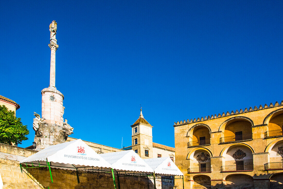 Vorplatz der Mezquita, Stirnseite und Skulptur des Trifuno de San Rafael, Cordoba, Provinz Cordoba, Andalusien, Spanien