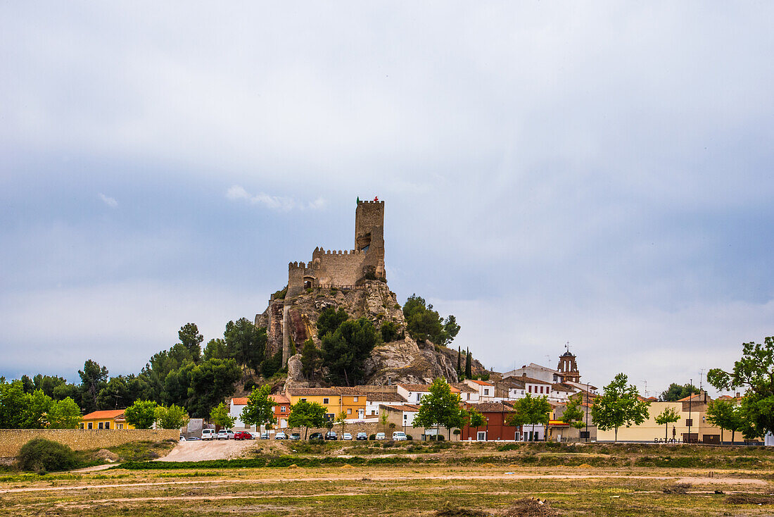 Castillo de Almansa, historische Burgbefestigung aus dem 17. Jahrhundert, mit Dorf und Kirche, Almansa, Provinz Albacete, Kastilien- la Mancha, Spanien