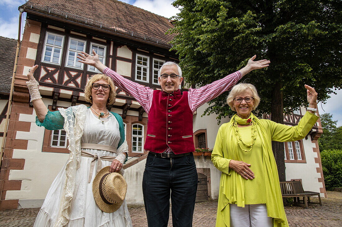 Kostümierte Fremdenführer vor dem Museum Brüder-Grimm-Haus, Steinau an der Straße, Spessart-Mainland, Hessen, Deutschland