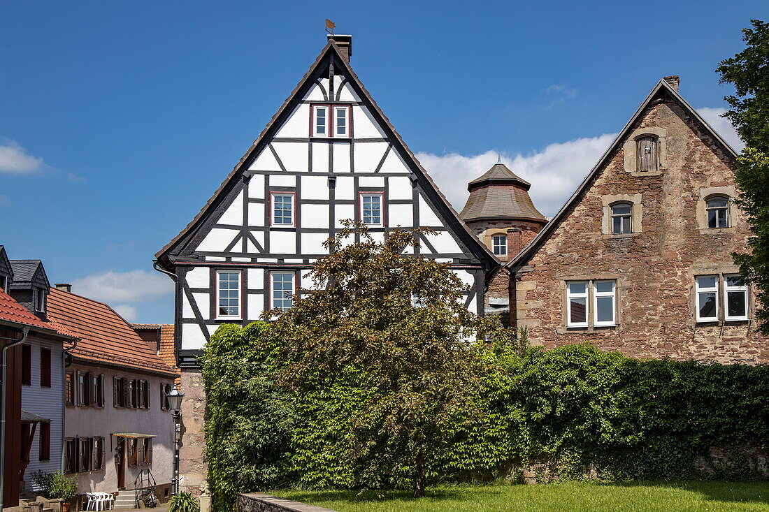 Half-timbered Kemenate derer von Hutten/Lutherisches Pfarrhaus building in Altstadt old town seen from gardens of Schloss Steinau palace, Steinau an der Straße, Spessart-Mainland, Hesse, Germany