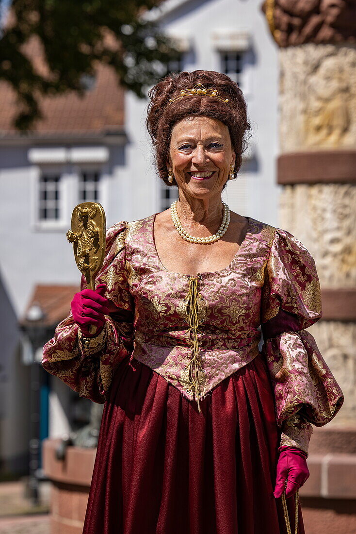 Frau im Kostüm der „Hofdame aus Kassel“, Figur aus dem Märchen der Brüder Grimm, Steinau an der Straße, Spessart-Mainland, Hessen, Deutschland