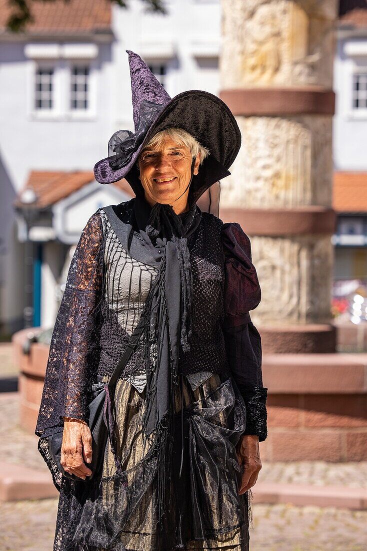 Frau im Kostüm der Figur „Hexe“ aus dem Märchen „Hänsel und Gretel“ der Brüder Grimm, Steinau an der Straße, Spessart-Mainland, Hessen, Deutschland