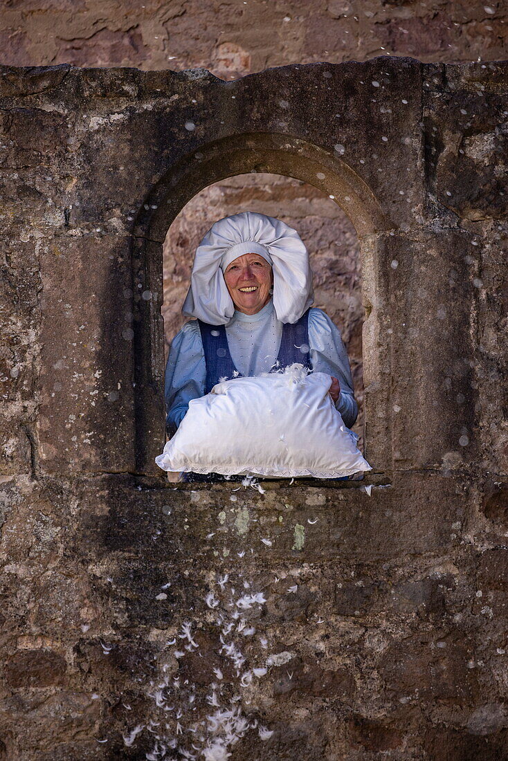  Woman in the costume of the character “Frau Holle” from the fairy tale “Frau Holle” by the Brothers Grimm, Steinau an der Straße, Spessart-Mainland, Hesse, Germany 