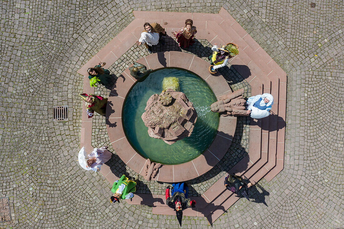 Luftaufnahme der Märchenfiguren der Brüder Grimm, die um den Märchenbrunnen in der Altstadt stehen, Steinau an der Straße, Spessart-Mainland, Hessen, Deutschland