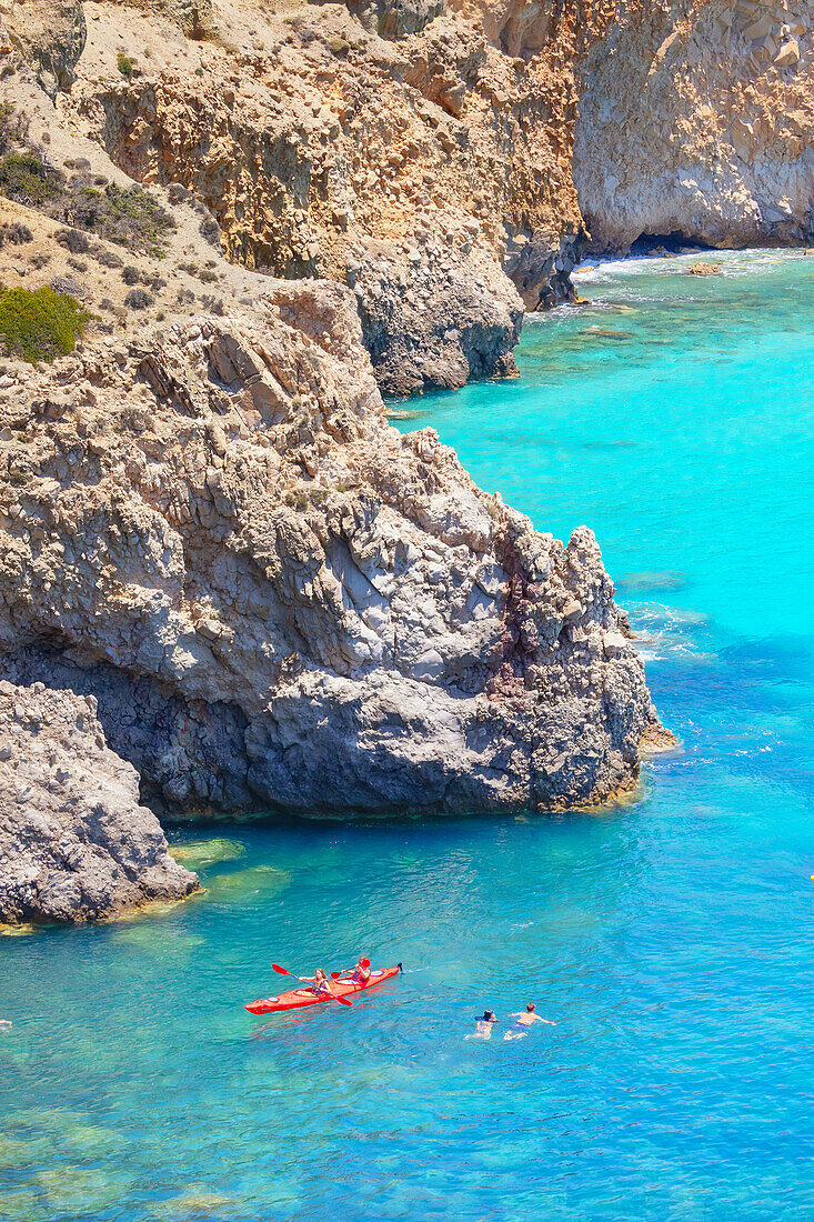  Gruppe von Menschen, Kajakfahren, Tsigrado, Insel Milos, Kykladen, Griechenland 